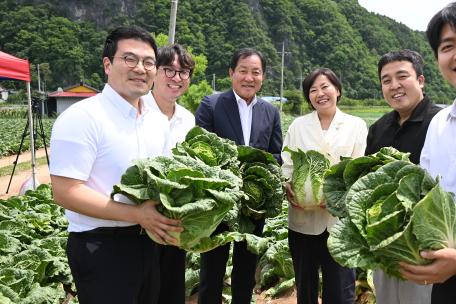 송미령 농림수산식품부장관 평창읍 여만리 배추 재배밭을 방문